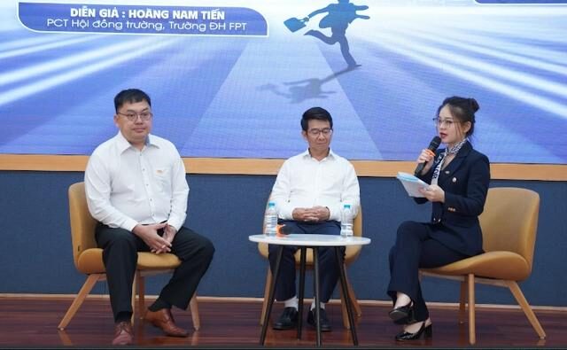 Ảnh ông Hoàng Nam Tiến trong buổi tọa đàm