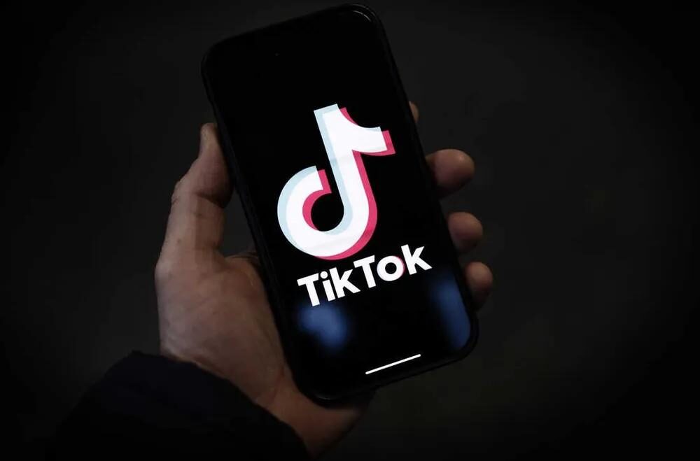 Hình ảnh logo TikTok trên màn hình điện thoại một người dùng